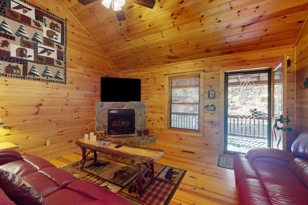 Dog friendly cabin with fire pit, hot tub, and community amenities