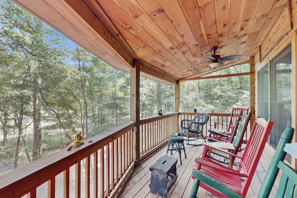 Charming rustic cabin with loft, fireplace, porch rockers & fire pit evenings