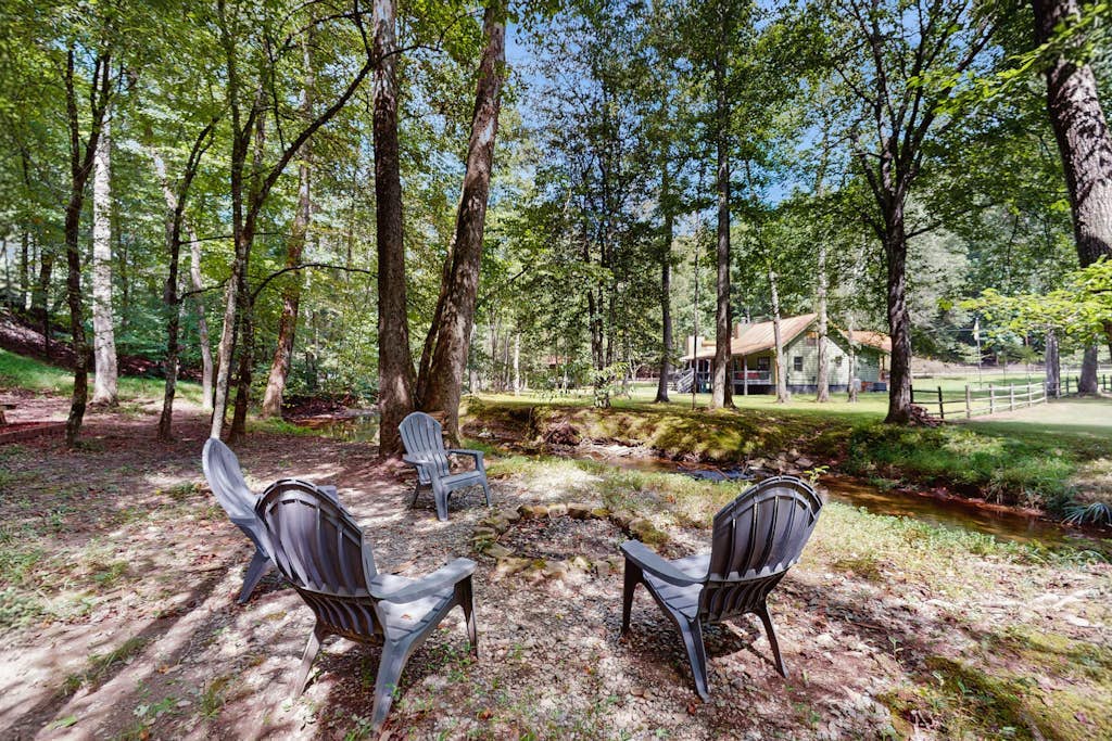 Charming rustic cabin with loft, fireplace, porch rockers & fire pit evenings