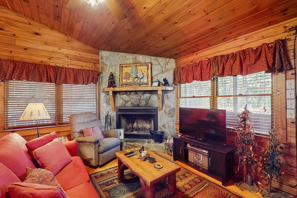 Cozy mountain cabin with hot tub, fireplace & scenic views