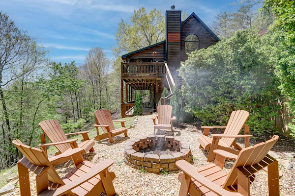 Beautiful dog-friendly, mountainside cabin w/ private hot tub, and pool table