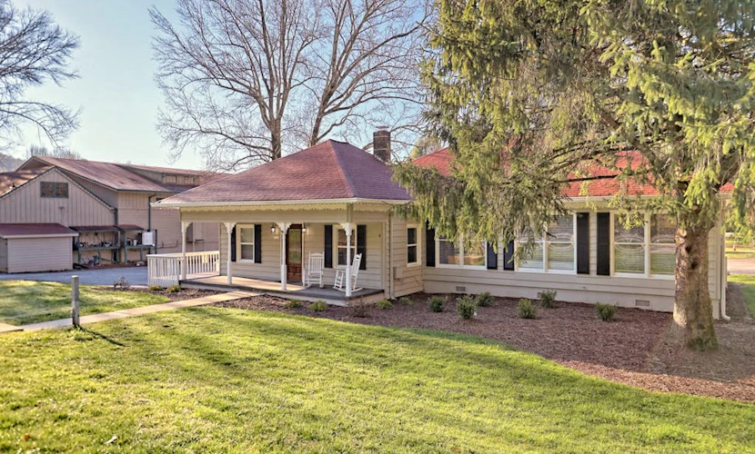 Six bedroom combo with flatscreen TVs & spacious lawn - walk to shops & dining