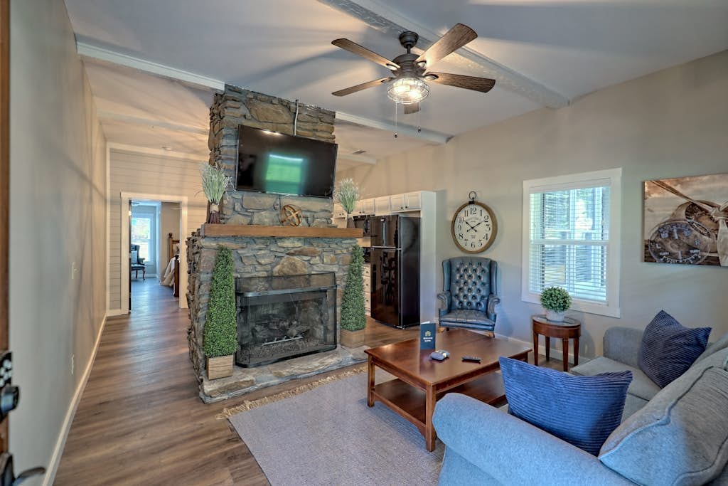 Six bedroom combo with flatscreen TVs & spacious lawn - walk to shops & dining