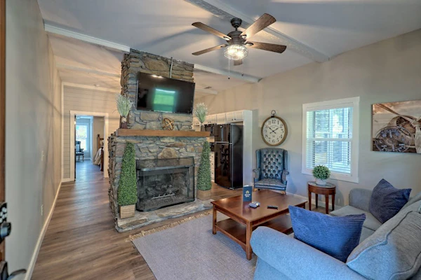 Six bedroom combo with flatscreen TVs & spacious lawn - walk to shops & dining