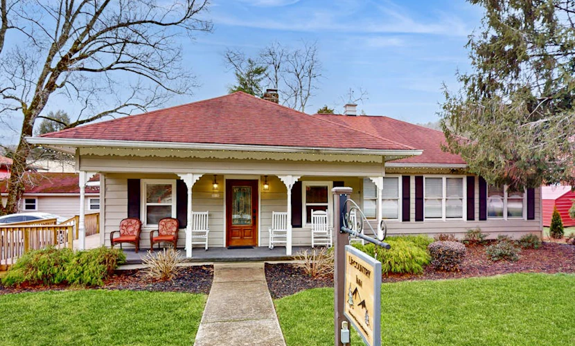 Contemporary downtown Helen suite with shared deck, yard, and free WiFi