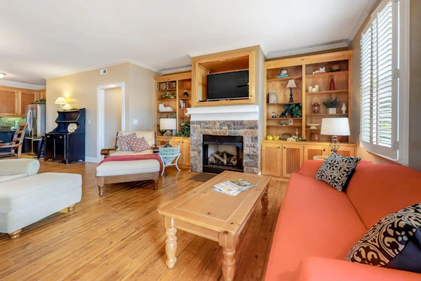 Inviting lakefront home with dock, deck, WiFi & central A/C