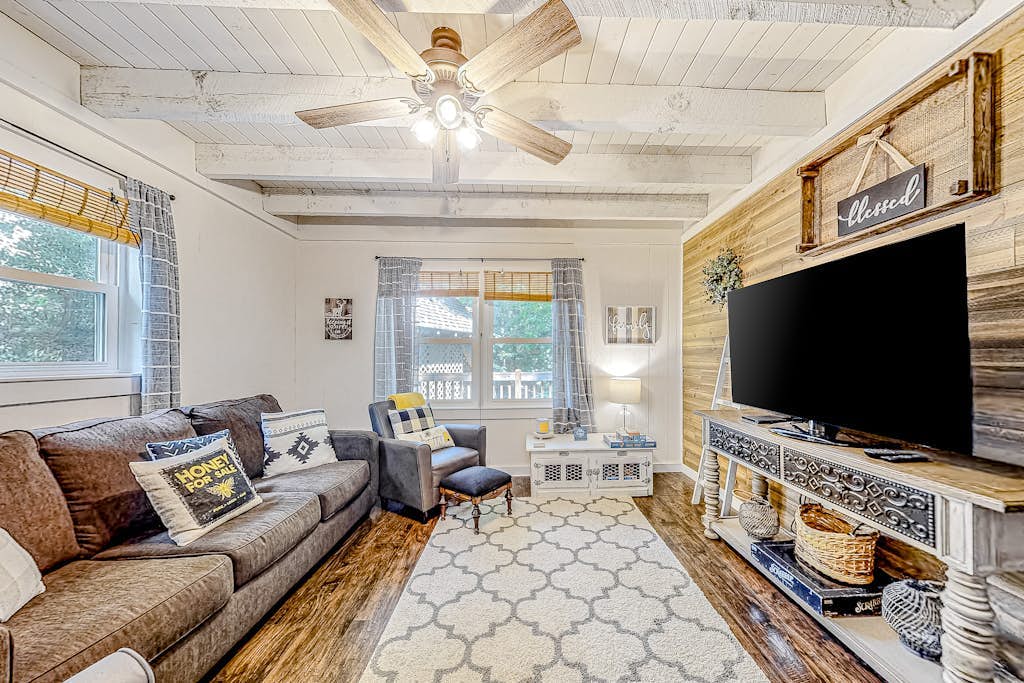 Stylish Home w/ High-Speed WiFi, Central AC, Washer/Dryer, & Seasonal Mtn. View