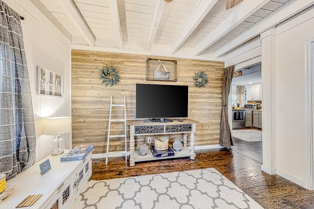 Stylish Home w/ High-Speed WiFi, Central AC, Washer/Dryer, & Seasonal Mtn. View
