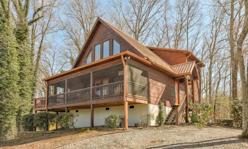 Lake & Mountain-View Hideaway w/ Fireplace, AC, WiFi & 4 TVs - Dogs Welcome