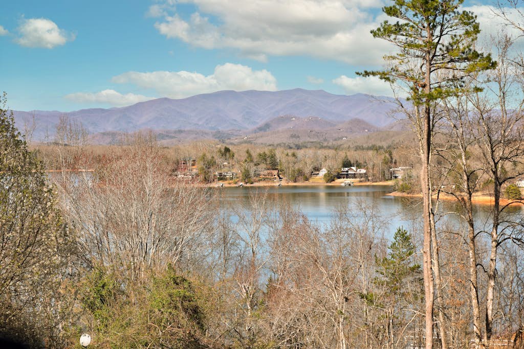 Lake & Mountain-View Hideaway w/ Fireplace, AC, WiFi & 4 TVs - Dogs Welcome