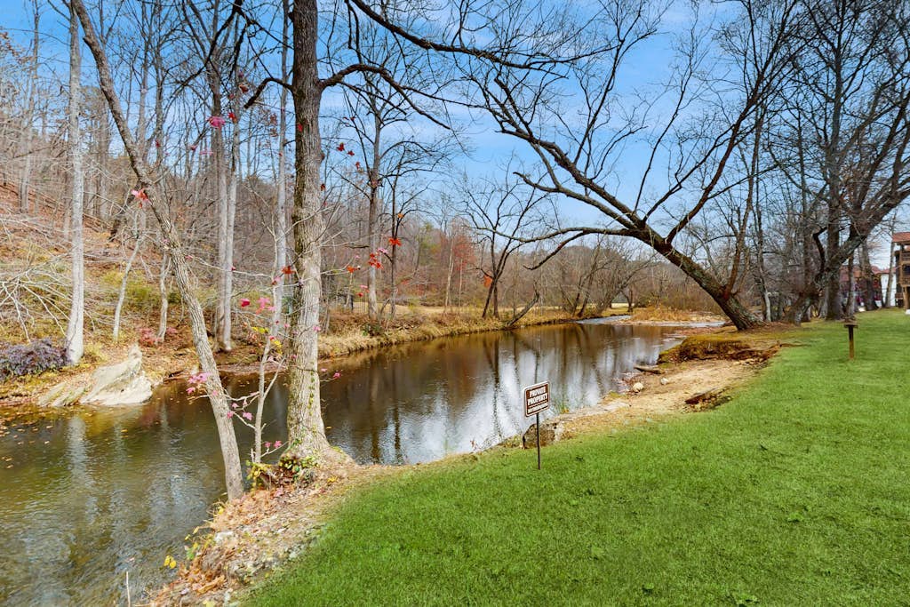 Riverfront oasis with dual suites, 3 fireplaces, central AC and walkable locale