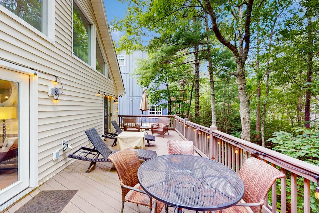 Private getaway, gated golf resort, New Hot Tub -close to Downtown Helen, pool
