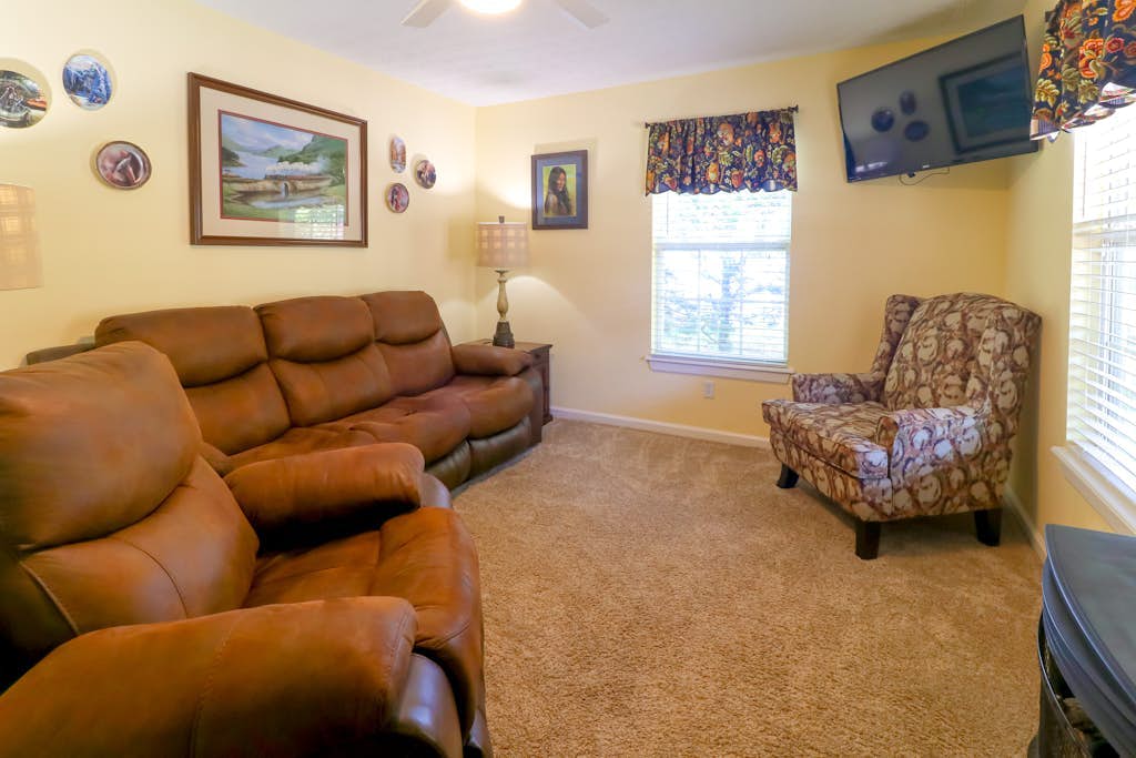 Cozy cottage with central AC, grill, fireplace, washer/dryer, & WiFi