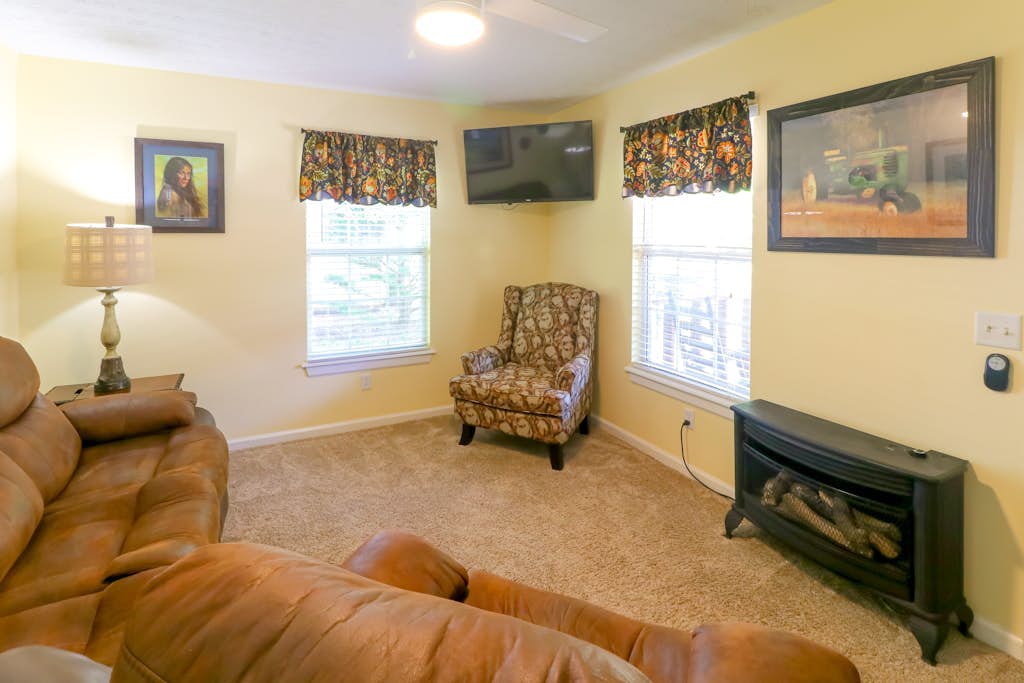 Cozy cottage with central AC, grill, fireplace, washer/dryer, & WiFi