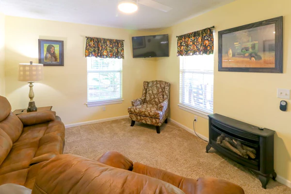 Cozy cottage with central AC, grill, fireplace, washer/dryer, & WiFi