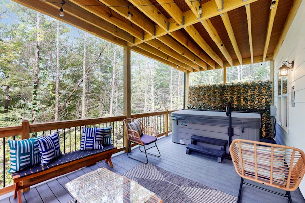 Spacious cottage with private hot tub, wifi + mountain views