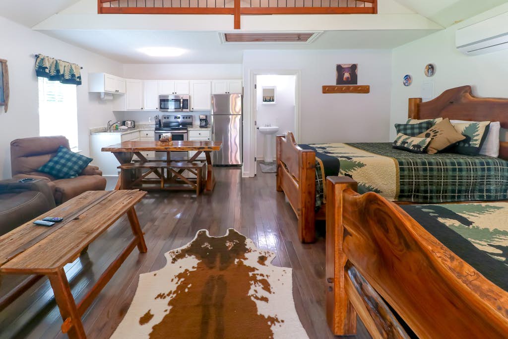 Rustic-chic cabin near fun outdoor attractions - WiFi, front porch & grill