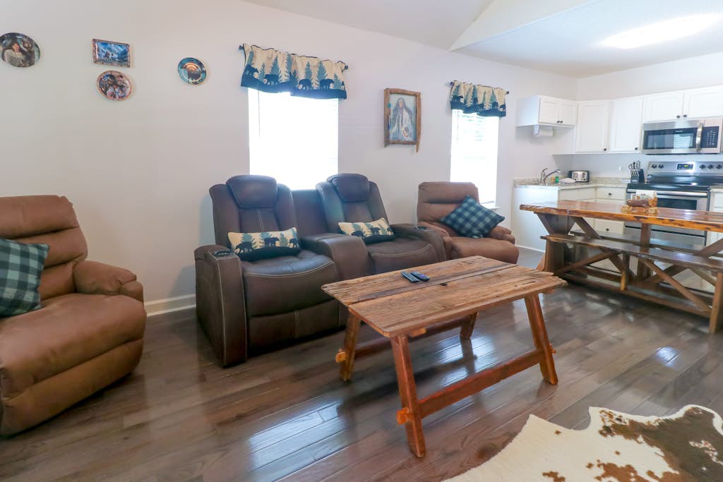 Rustic-chic cabin near fun outdoor attractions - WiFi, front porch & grill