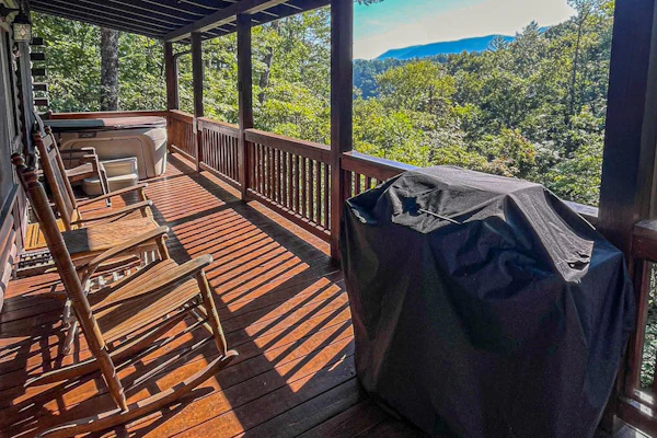 Modern cabin w/ wifi, hot tub + gorgeous mountain views