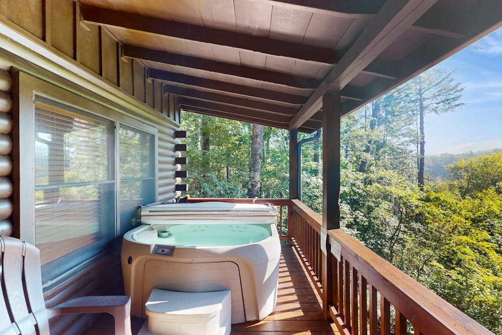 Modern cabin w/ wifi, hot tub + gorgeous mountain views