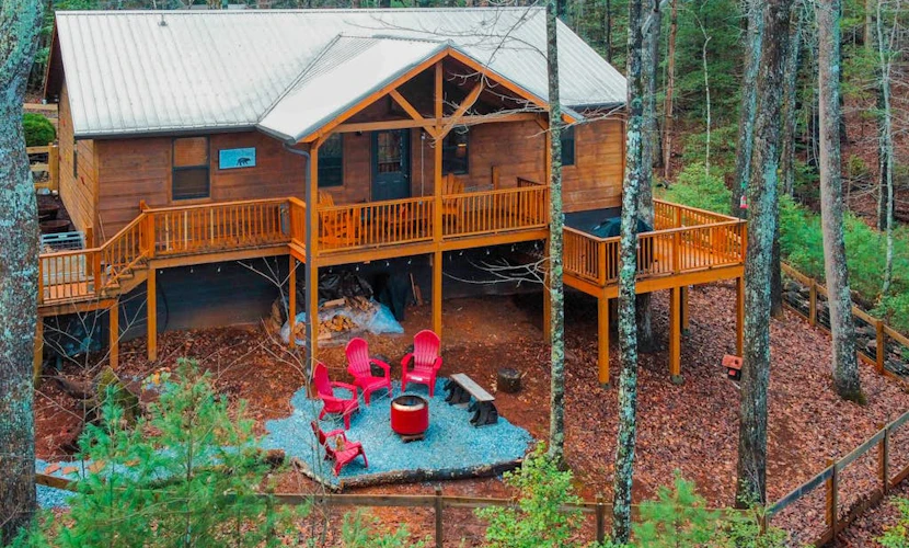 Rustic charmer w/ mountain views, fireplace, grill, yard-Dogs Welcome
