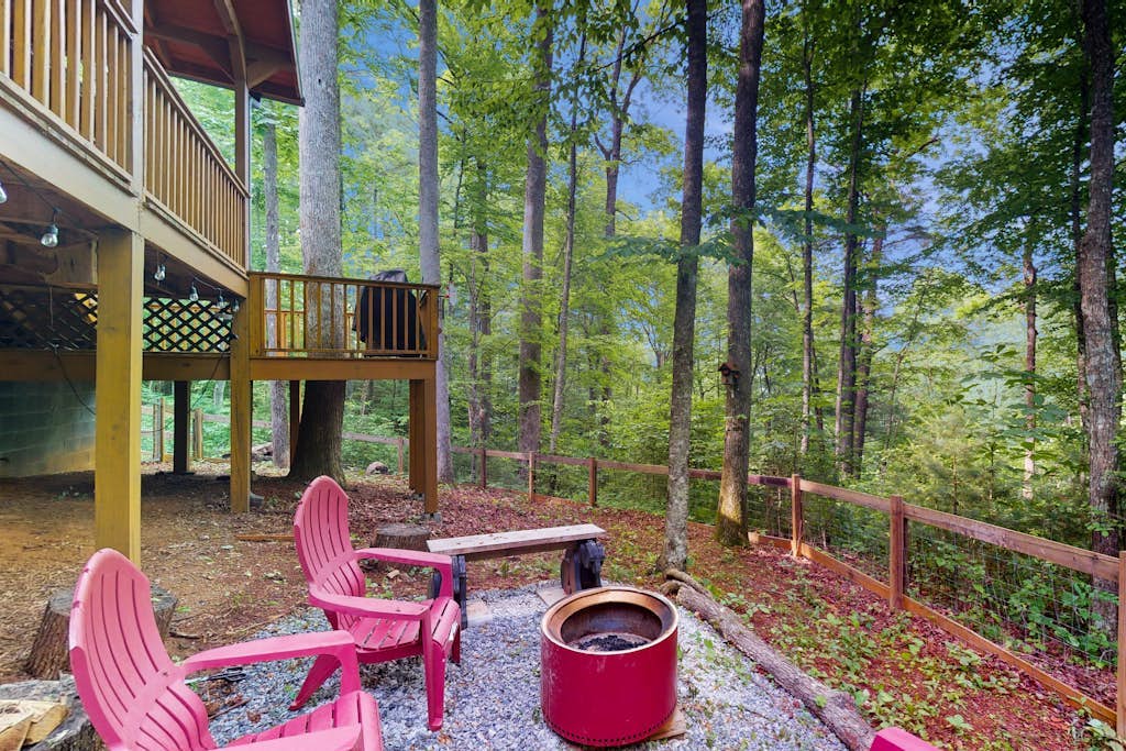 Rustic charmer w/ mountain views, fireplace, grill, yard-Dogs Welcome