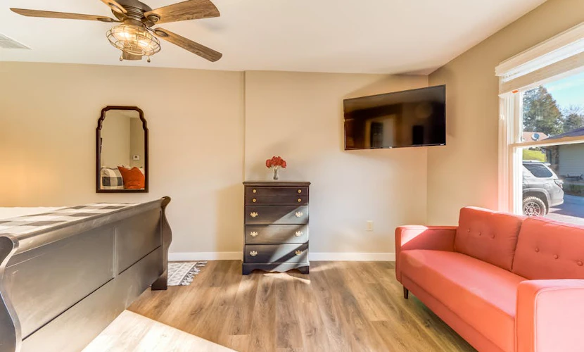 Spacious studio in the heart of Helen with flatscreen TV and free WiFi