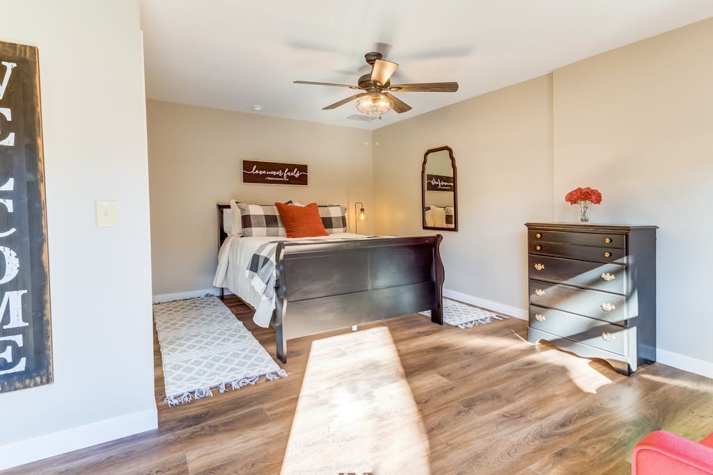 Spacious studio in the heart of Helen with flatscreen TV and free WiFi