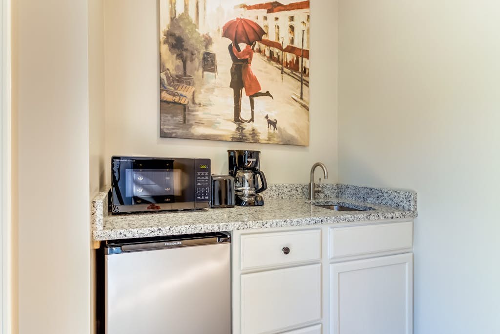 Spacious studio in the heart of Helen with flatscreen TV and free WiFi