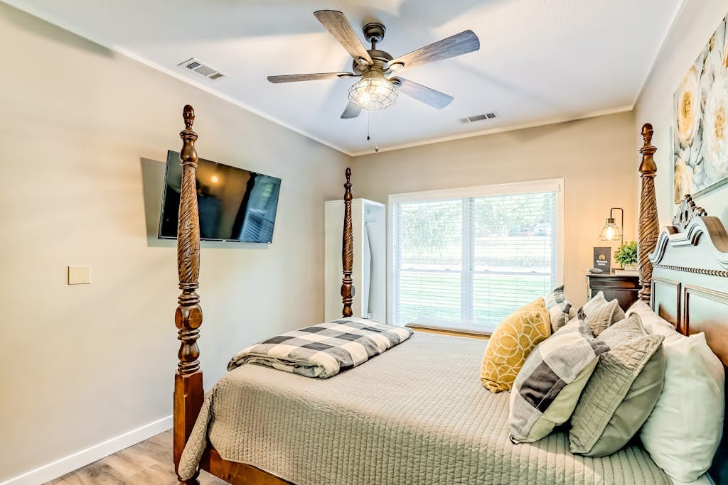 Modern suite in downtown Helen with WiFi & central ac - walk to attractions