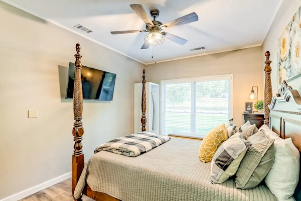 Modern suite in downtown Helen with WiFi & central ac - walk to attractions