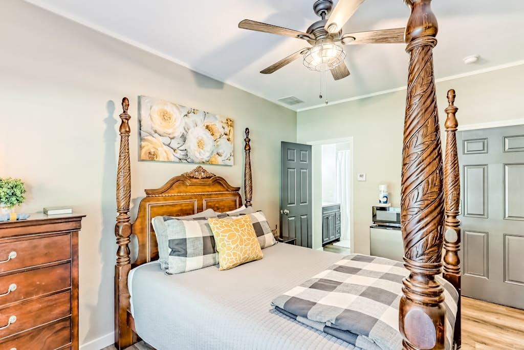 Modern suite in downtown Helen with WiFi & central ac - walk to attractions