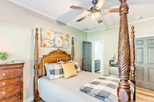 Modern suite in downtown Helen with WiFi & central ac - walk to attractions