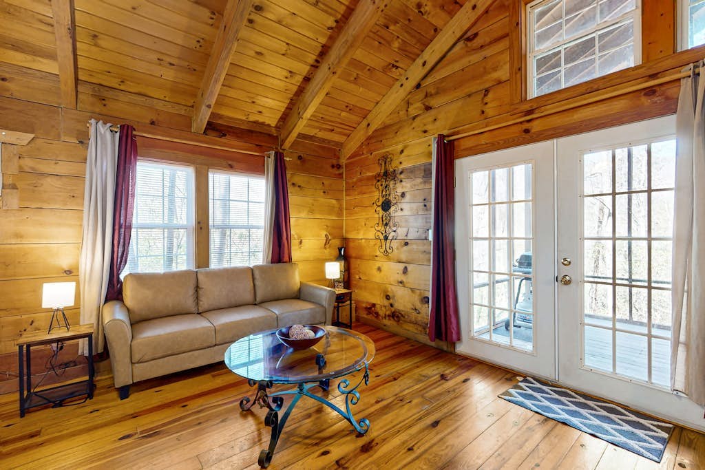 Dog-friendly mountain cottage w/ hot tub, bedside Jacuzzi, and more