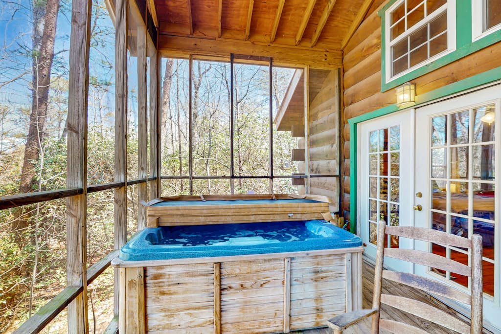 Dog-friendly mountain cottage w/ hot tub, bedside Jacuzzi, and more