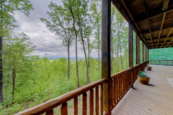 Snowbird-Friendly Lodge w/Scenic Deck, Game Room, Hot Tub, High-Speed WiFi