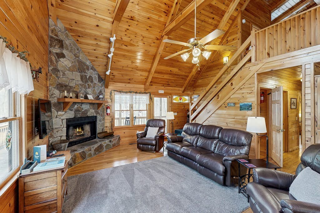 Lovely sunlit home with deck, hammock, jetted tub, foosball, & fire pit