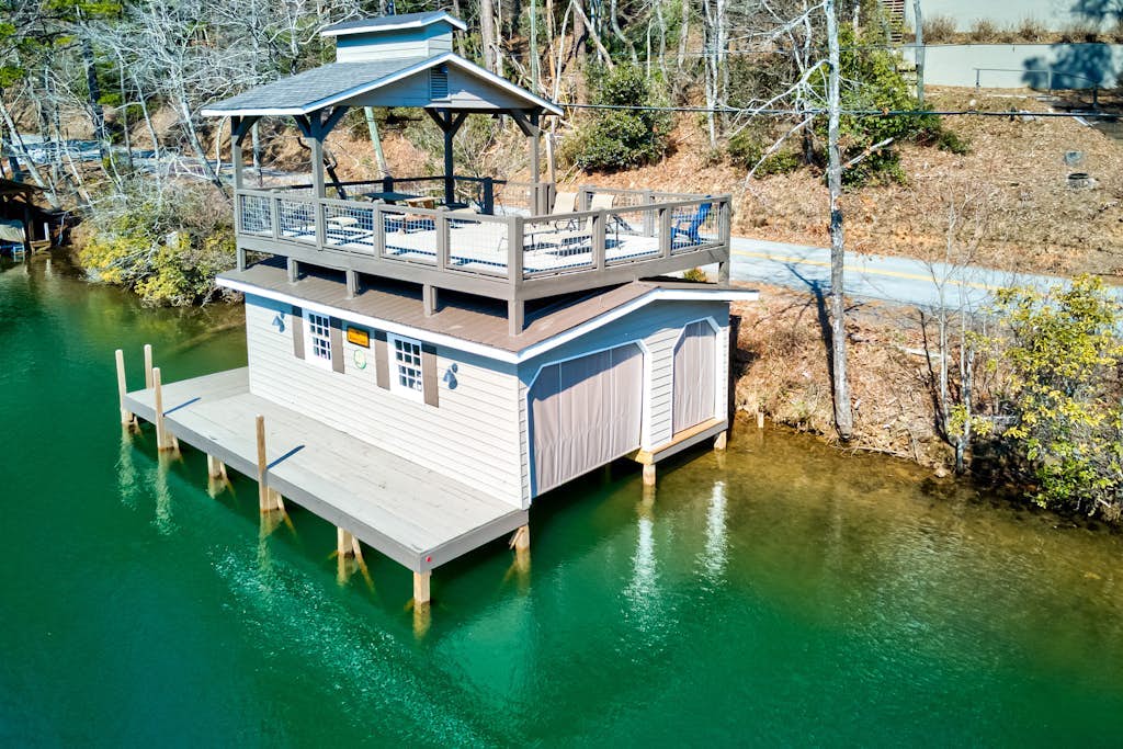 Lakefront gem with deck, grill, boathouse/dock, fireplace, central AC, &WiFi