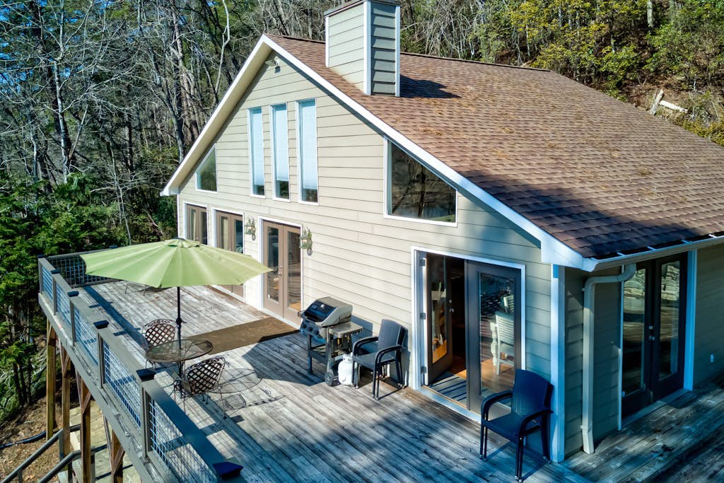 Lakefront gem with deck, grill, boathouse/dock, fireplace, central AC, &WiFi