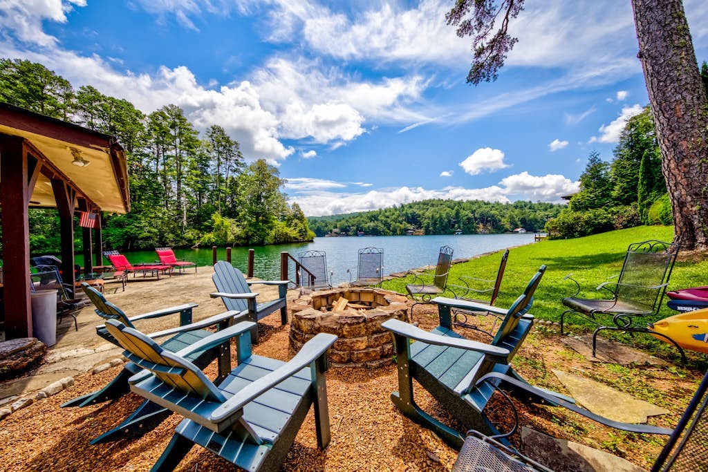Serene lakehouse with hot tub, kayaks, dock, fireplace, & washer/dryer