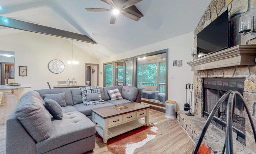 Dog Friendly waterfront cabin with, fireplace, pool table, grill & firepit