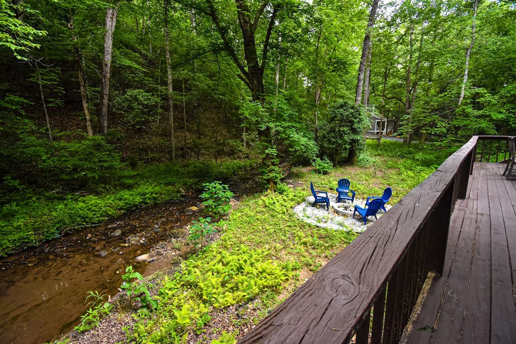 Dog Friendly waterfront cabin with, fireplace, pool table, grill & firepit