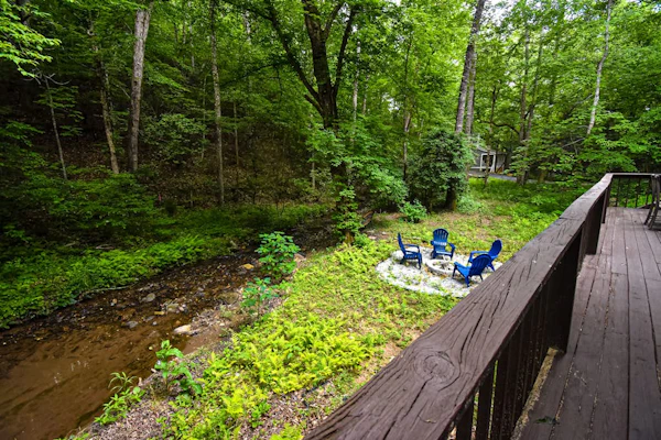 Dog Friendly waterfront cabin with, fireplace, pool table, grill & firepit