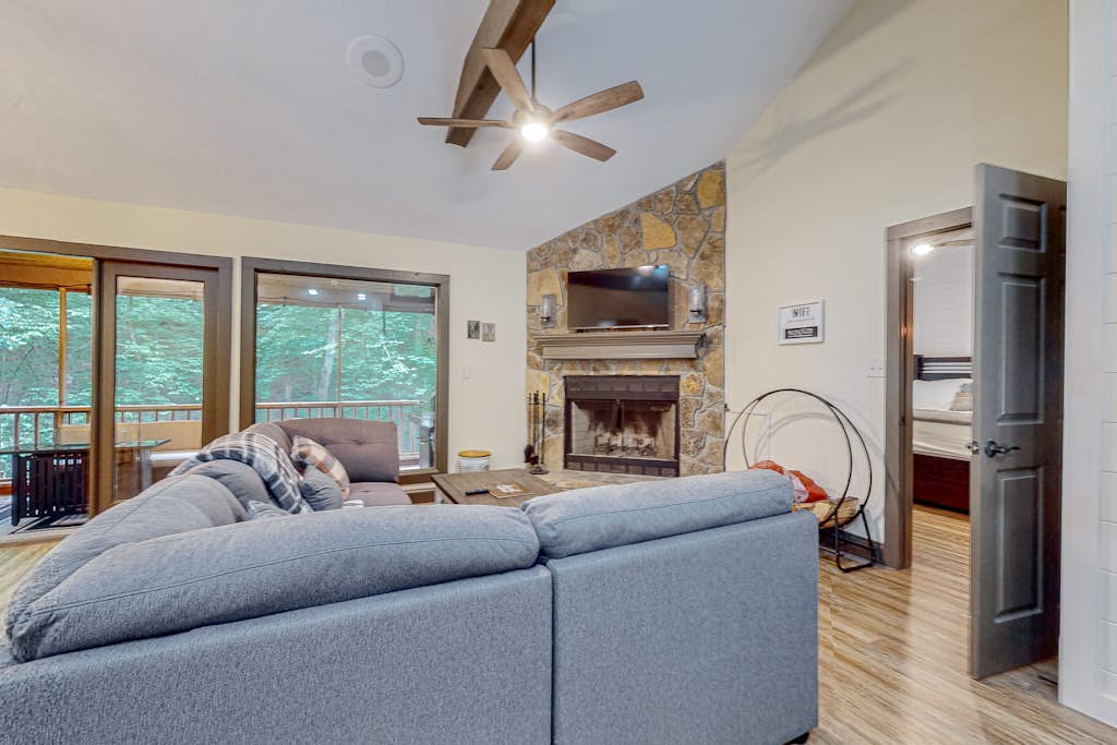 Dog Friendly waterfront cabin with, fireplace, pool table, grill & firepit