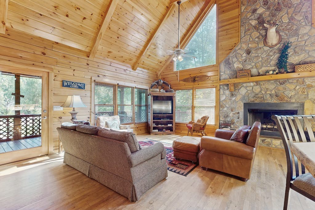 Beautiful Waterfront cottage w/ bar, and river-side deck.