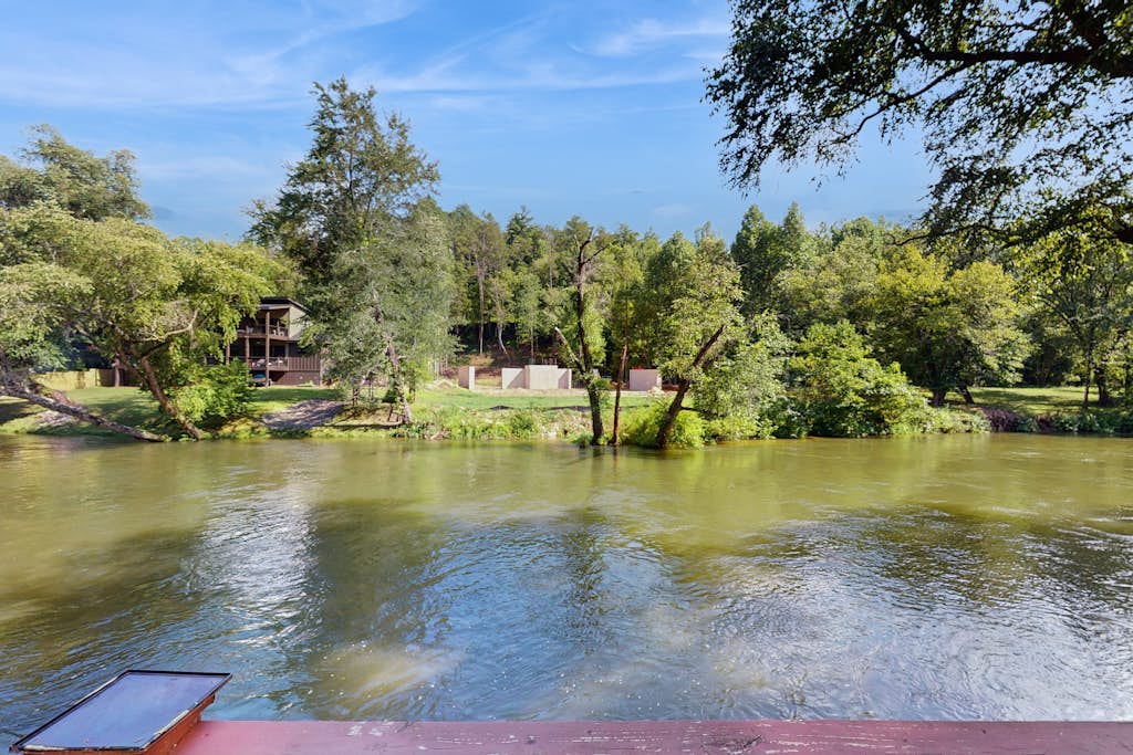 Beautiful Waterfront cottage w/ bar, and river-side deck.