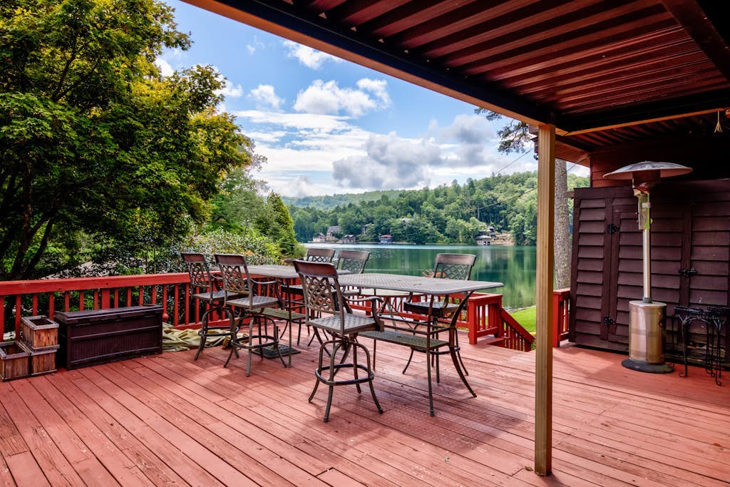 Lake Rabun vintage boathouse with two suites & amazing views