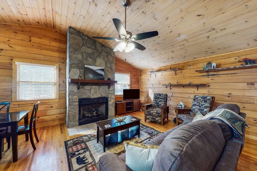 mountain cabin with deck, sunroom, grill, fireplace, arcade, & wifi - dogs ok