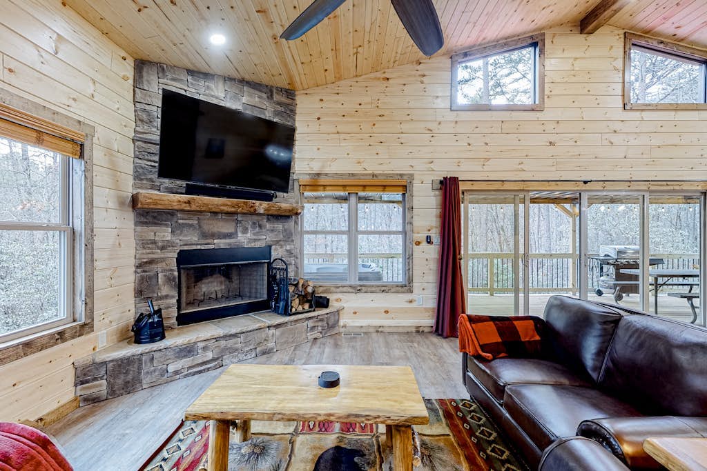 Dog-friendly cabin with private hot tub, WiFi, pool table, and wood fireplace