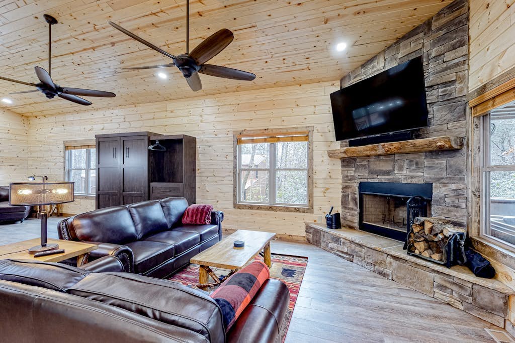 Dog-friendly cabin with private hot tub, WiFi, pool table, and wood fireplace